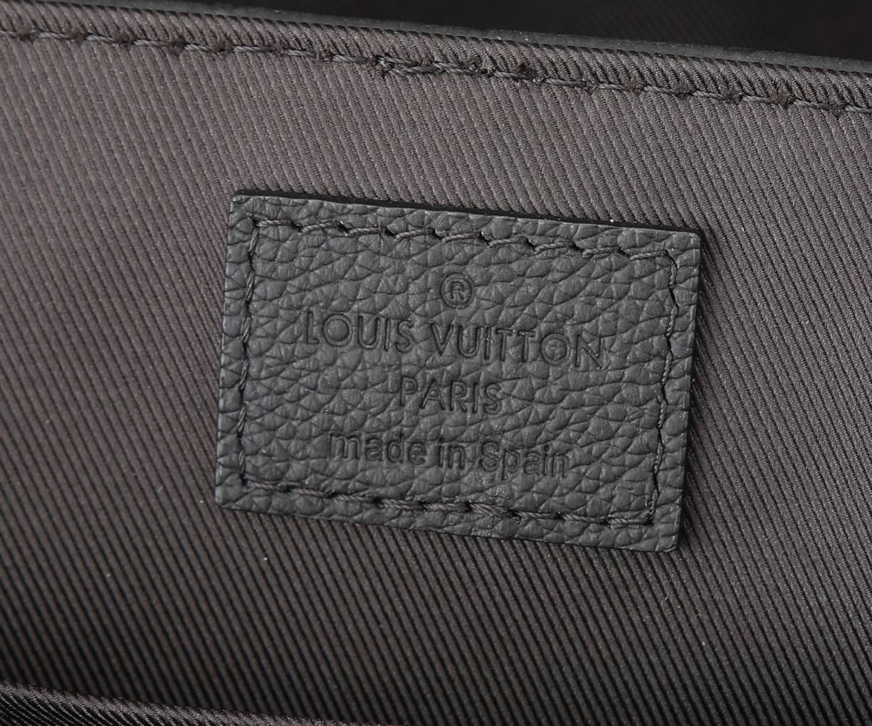 LV高仿男士黑色Monogram壓紋斜背包 郵差包｜歐美奢侈品精品推薦