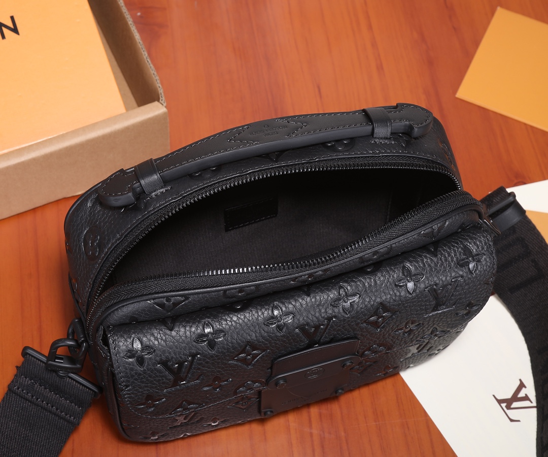 LV高仿黑色Monogram壓紋男士小型相機包｜歐美奢侈品精品推薦