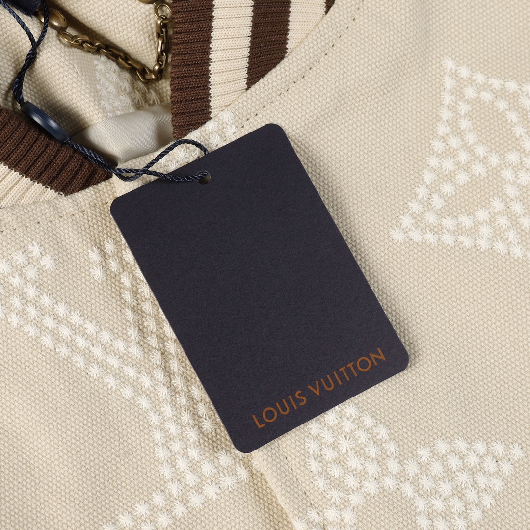 LV一比一米白滿印老花拼皮棒球外套復古潮流百搭款｜歐美奢侈品精品推薦