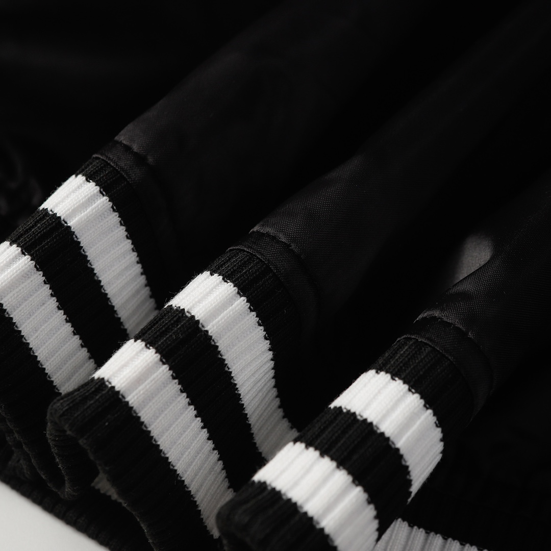 LV高仿黑色亮面棒球外套 鑽飾Logo字母設計款｜歐美奢侈品精品推薦