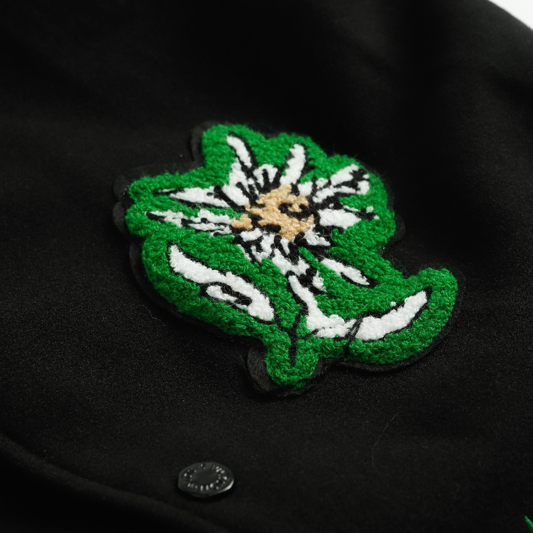 LV高仿黑綠刺繡棒球外套 滿版標語徽章設計｜歐美奢侈品精品推薦