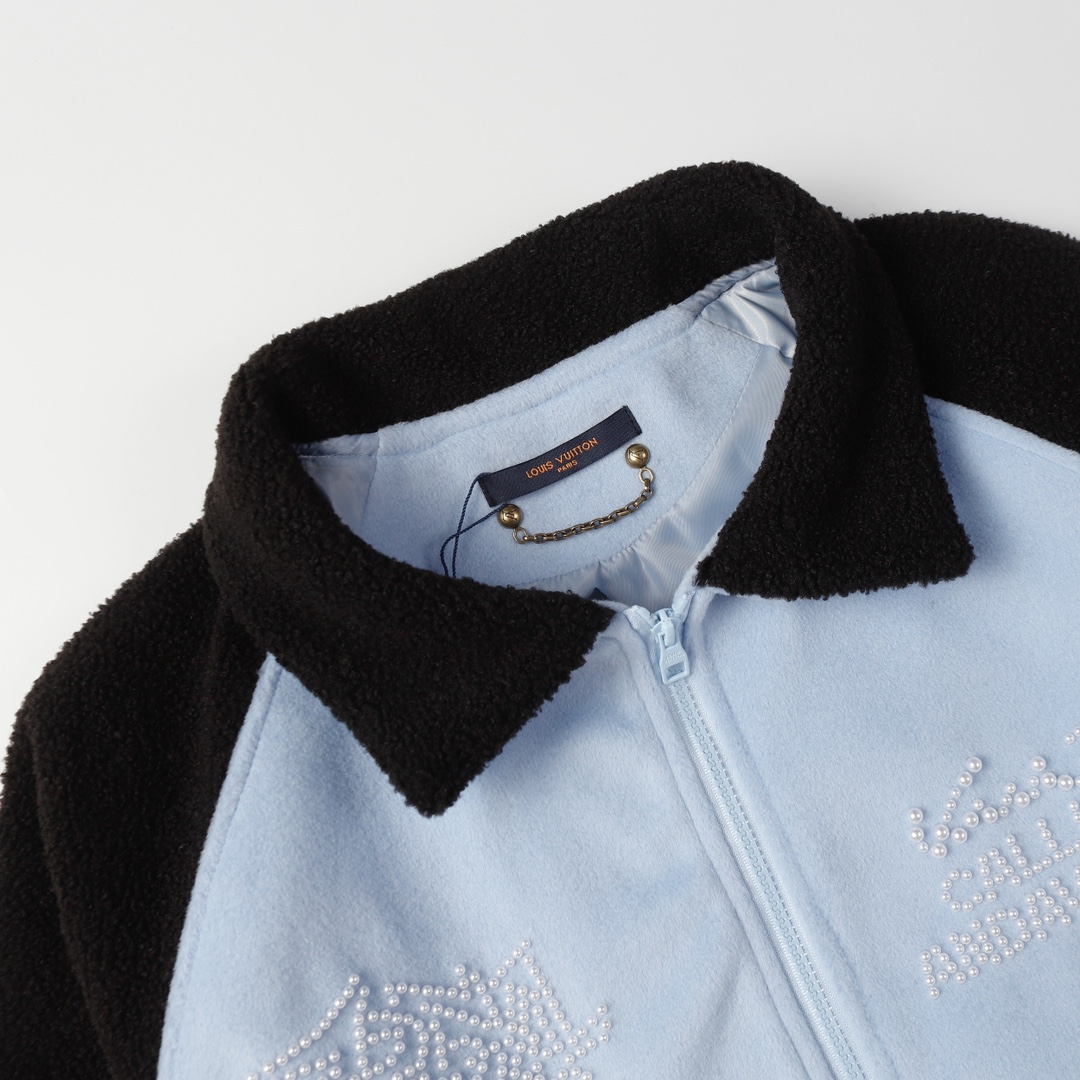 LV高仿淡藍黑拼色羊羔絨外套 珍珠字母刺繡設計｜歐美奢侈品精品推薦