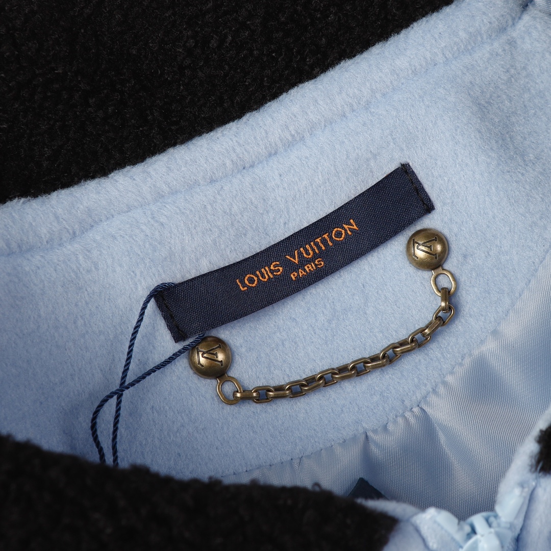 LV高仿淡藍黑拼色羊羔絨外套 珍珠字母刺繡設計｜歐美奢侈品精品推薦