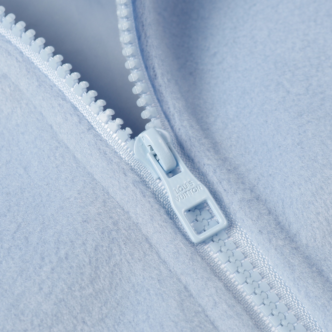 LV高仿淡藍黑拼色羊羔絨外套 珍珠字母刺繡設計｜歐美奢侈品精品推薦