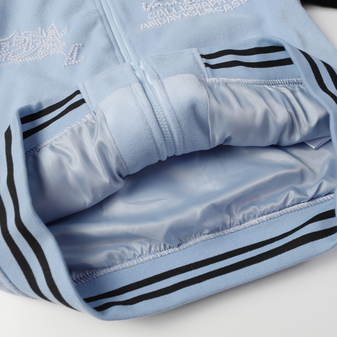 LV高仿淡藍黑拼色羊羔絨外套 珍珠字母刺繡設計｜歐美奢侈品精品推薦