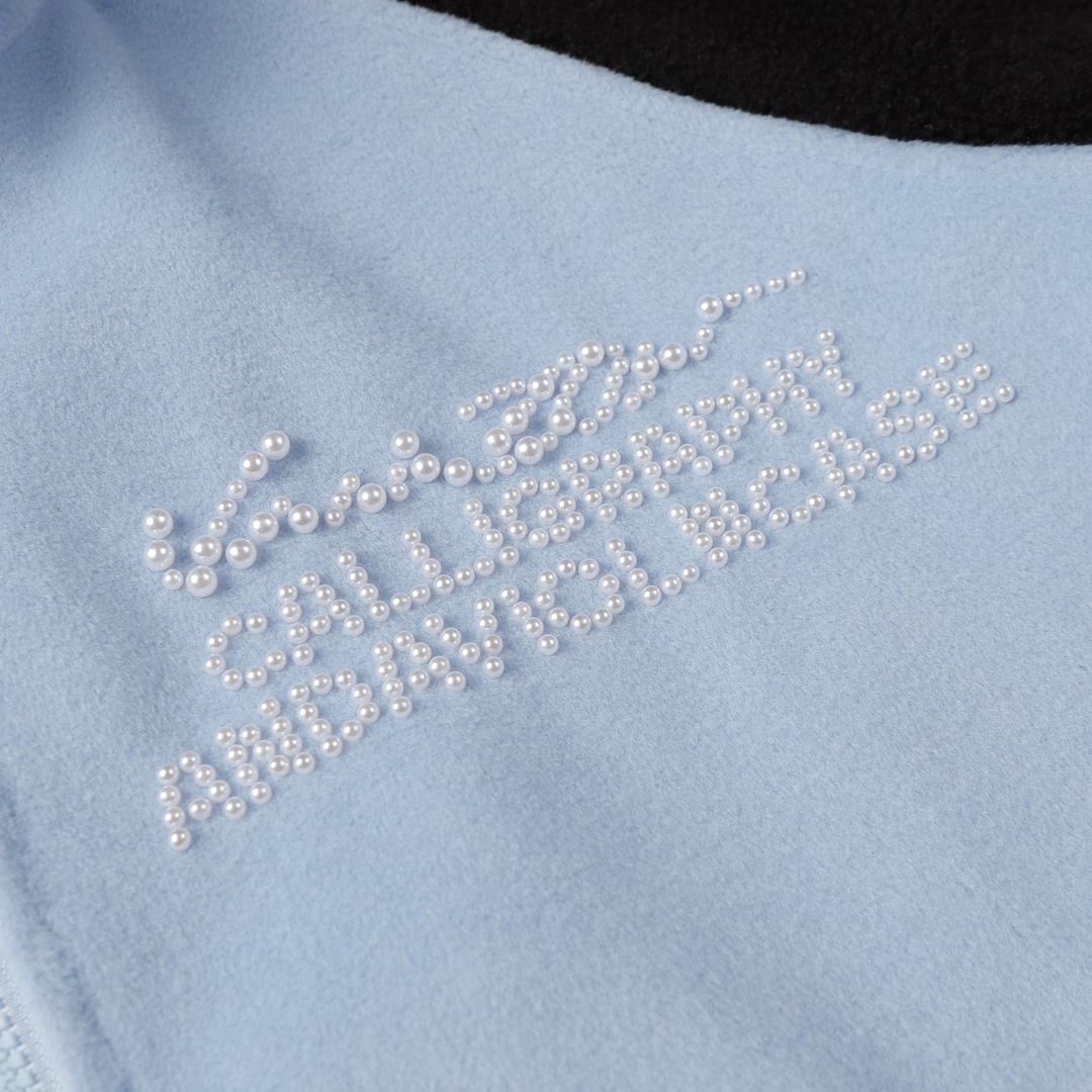 LV高仿淡藍黑拼色羊羔絨外套 珍珠字母刺繡設計｜歐美奢侈品精品推薦