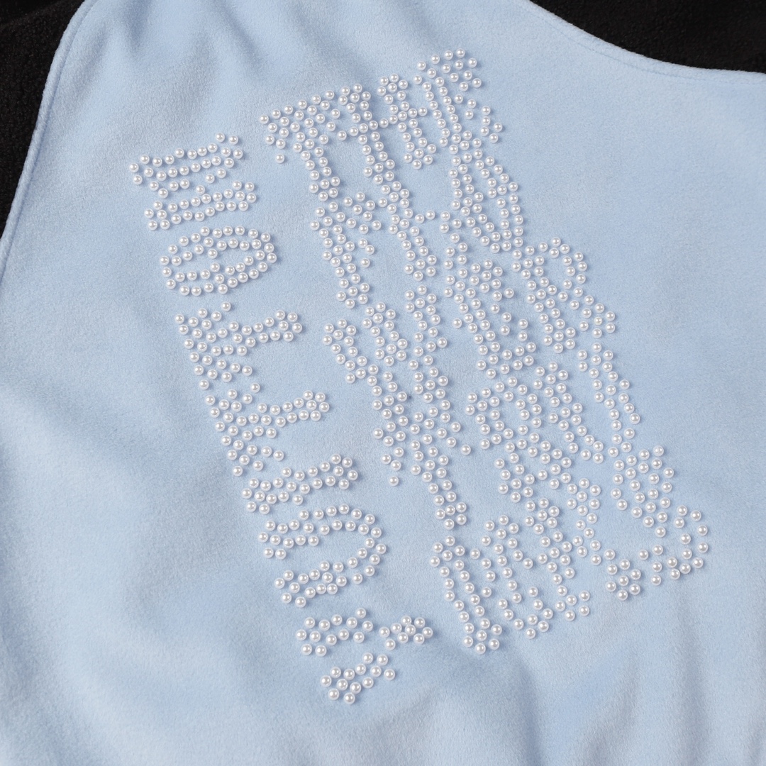 LV高仿淡藍黑拼色羊羔絨外套 珍珠字母刺繡設計｜歐美奢侈品精品推薦