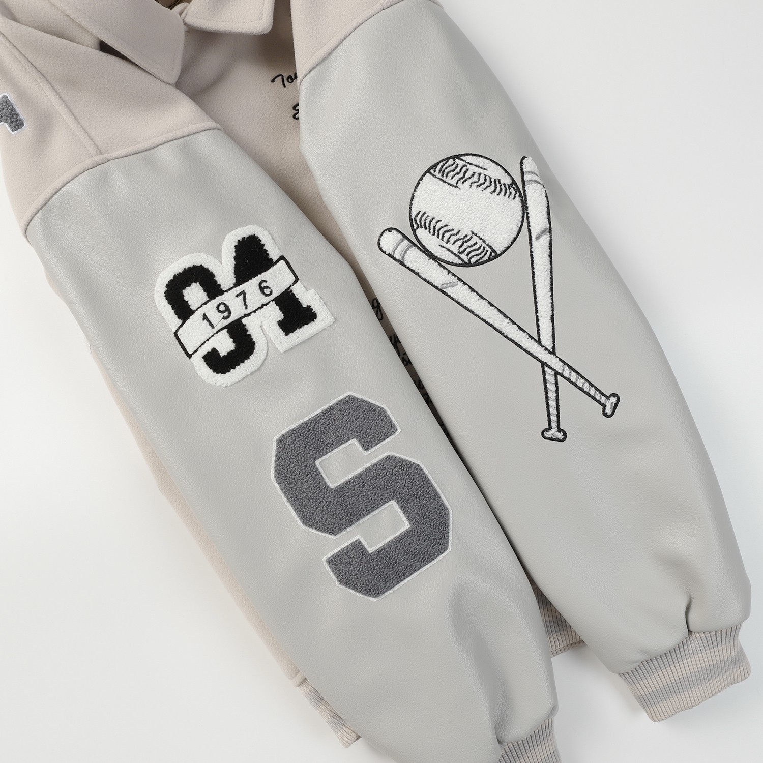 LV高仿奶白拼灰棒球外套 字母與圖案刺繡潮流設計｜歐美奢侈品精品推薦