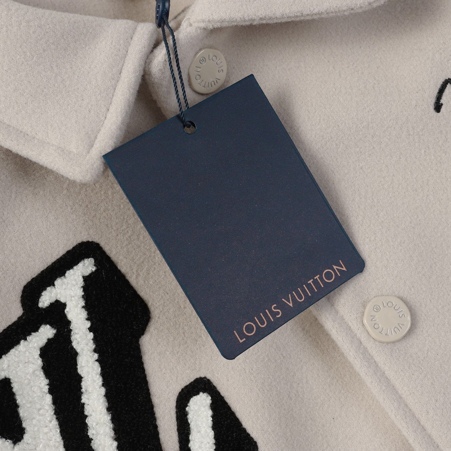 LV高仿奶白拼灰棒球外套 字母與圖案刺繡潮流設計｜歐美奢侈品精品推薦