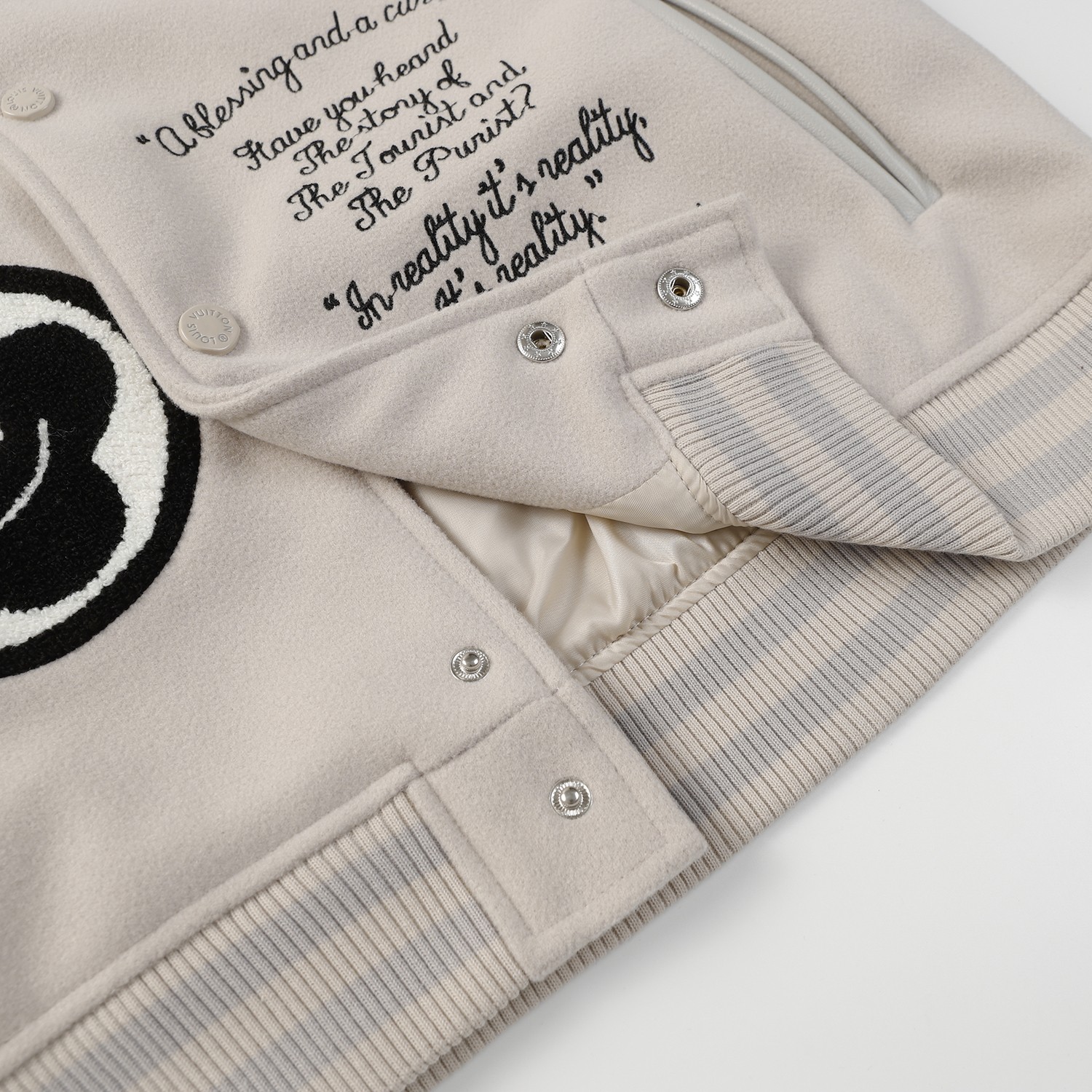 LV高仿奶白拼灰棒球外套 字母與圖案刺繡潮流設計｜歐美奢侈品精品推薦