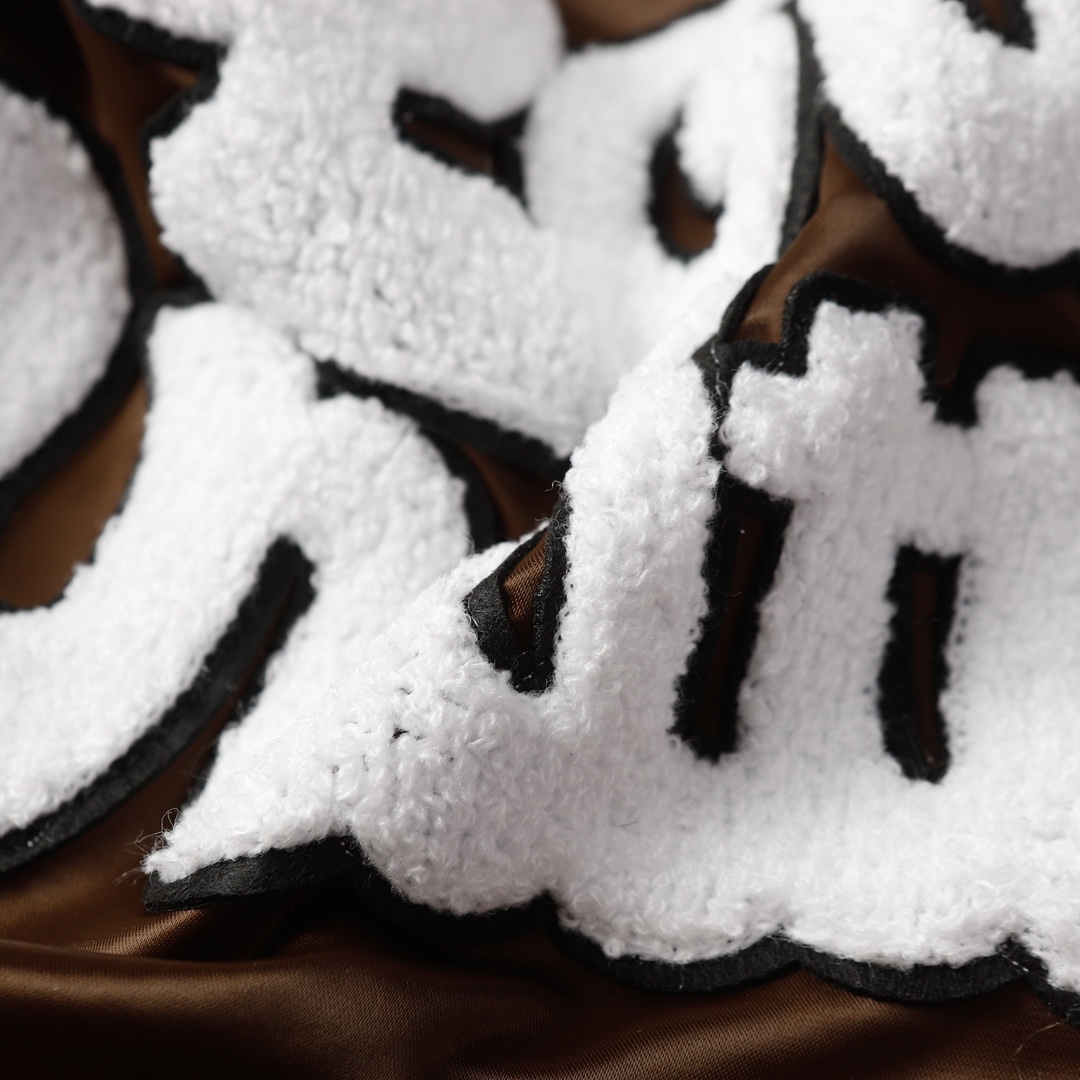 LV高仿巧克力棕棒球外套 復古毛巾刺繡設計款｜歐美奢侈品精品推薦