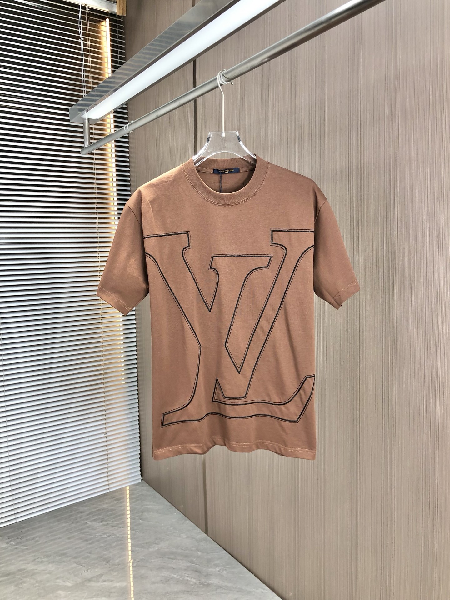 LV高仿壓線LOGO大地色短袖T恤2025男裝質感推薦款｜歐美奢侈品精品推薦